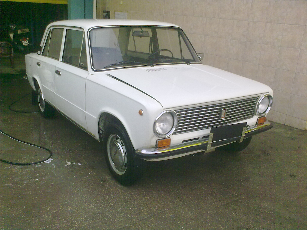 Vaz 2101 being tuned.
