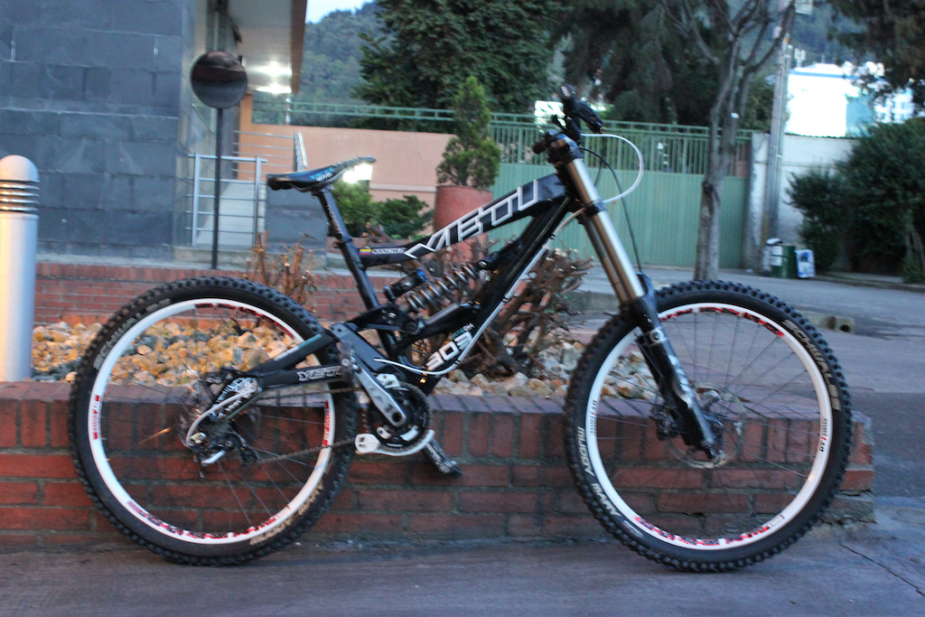 $ 5,900,000 Ganga Yeti en Venta!
Suspension: Fox 40 RC2 2011
Suspension trasera: Fox RC4
Headset: Chris King
DT swiss wheels and hubs
Llantas: Schwalbe Muddy Marys
Bielas, tensor y shifter Shimano Saint
Brakes: Simano Saint, 203 mm Rotors
Timon: Shimano PRO 745mm
Grips: ODI Ruffian
Sillin: WTB Yeti
Thompson elite seatpost
Guias E.13 
Cana Thompson
