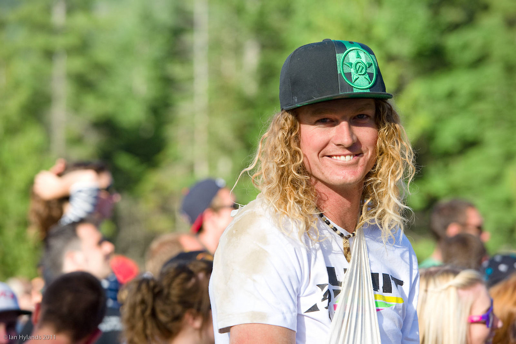 Diamondback rider Kelly McGarry crashed hard early on and injured his arm as always the Kiwi was still smiling. This years Crankworx slopestyle saw a few good crashes but happily no really serious injuries.