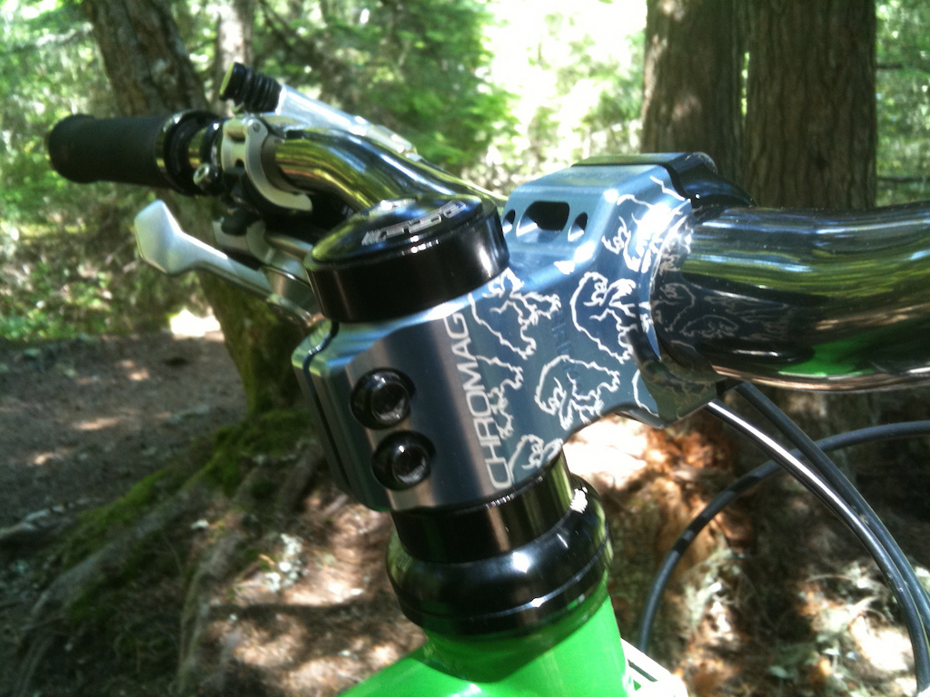 Chromag- Samurai 2011 Frame in bright green

Rockshox- Revalation xx 

Avid- Elixir CR Brakes

Chromag- bars in black chrome

Chromag- 50mm Stem

Chromag- Grips

Chromag- Trail master DT seat

Alexrims- FR 32 rims

KS-i7 hydraulic seat post

Chromag- QR