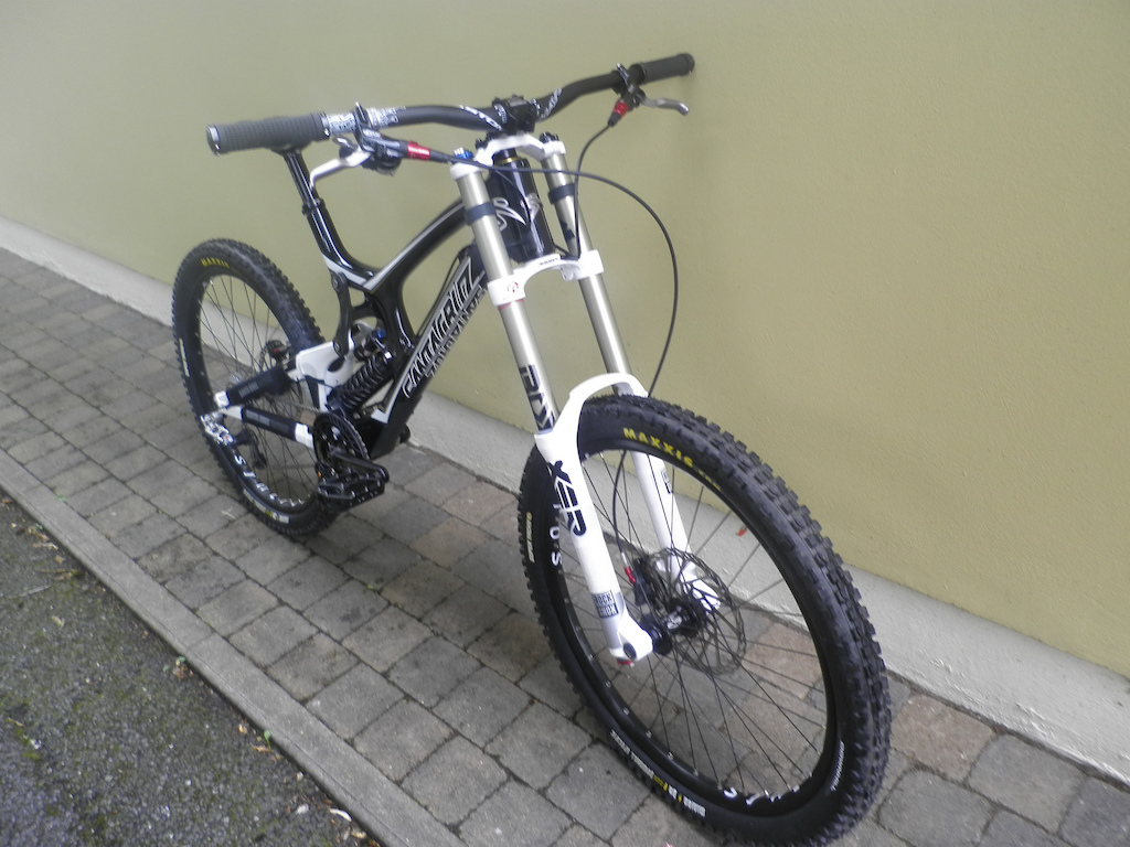 new santa cruz v10 carbon. boxxer WC , Rock Shock vivid 5.1, syncros on pro 2 etc.