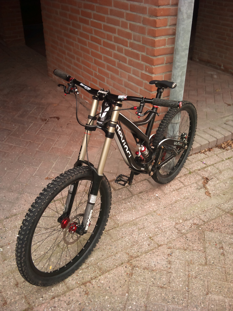 New sponsor, Reverse components, going to ride with the Reverse triple X handlebar and Reverse super light dh wheelset. Handlebar I've already got, shorten it to 790mm, 0,5 inch rise. Wheels are coming in a couple of weeks.