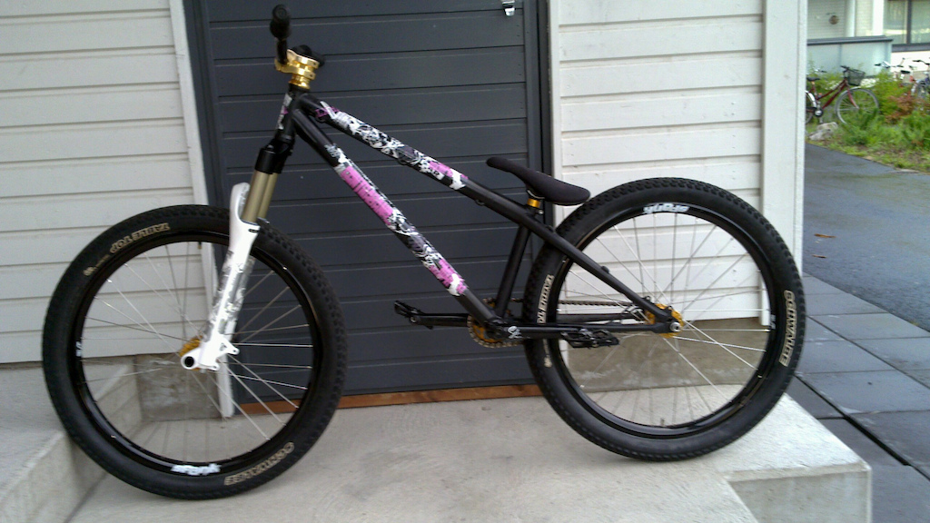 This bike has been stolen. contact me if you see it anywere :(