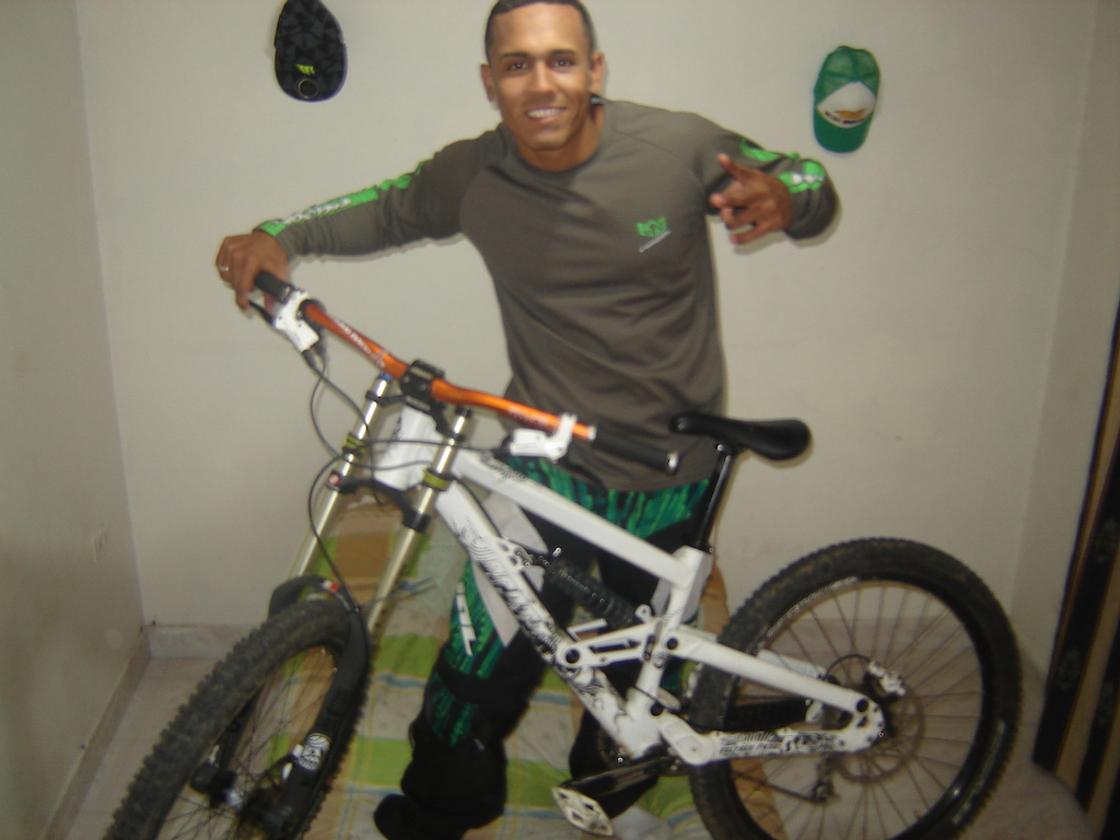 se vende completa o por parte exelente estado marco direccion y aros sin un solo rayonsito...precio al inbox modelo 2011 con 4 años de garantia...
tambn vendo el trage ROYAL ESTA COMO NUEVO UN EXELENTE PRECIO PANTALON Y BUSO...