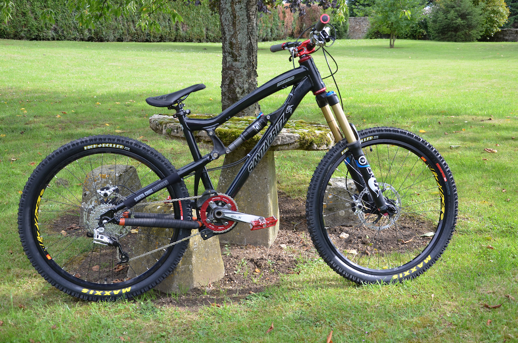 Santa Cruz Nomad 2011 Medium - Shock : Fox RP23 - Fork : Fox 36 Talas FIT RLC 160mm - Headset : Acros AH15R - Stem : Straitline 35mm - Bar : Black Market Badaboom rise 1.5" - Grips : Lizard Skins Peaty - Brakes : Shimano XT M785 200mm - Derailleur : Sram X9 9 Speed Medium Cage - Shifter : Sram X9 - Cassette : Sram PG990 X0 11/34 - Chainring : E Thirteen 38t - Crank : Shimano SLX 170mm - Chainguide : E Thirteen LG1+ - Pedals : Straitline SC Platform - Saddle : Black Market - Wheels : Hope Pro II & Mavic EX721 - Tires : Maxxis High Roller 26x2.35" - Weight : 14.5 kg