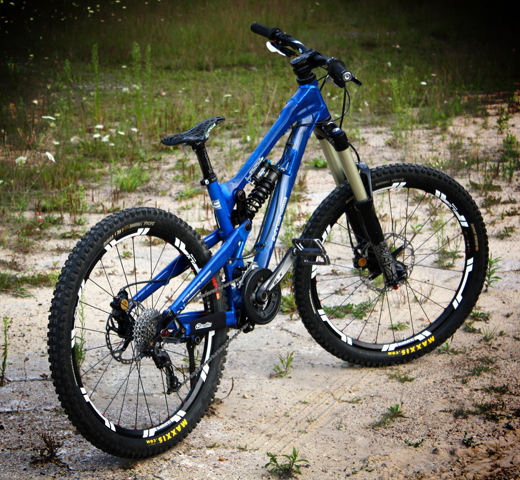 Do-it-all-bike project - Intense Uzzi VP, here in DH setup.