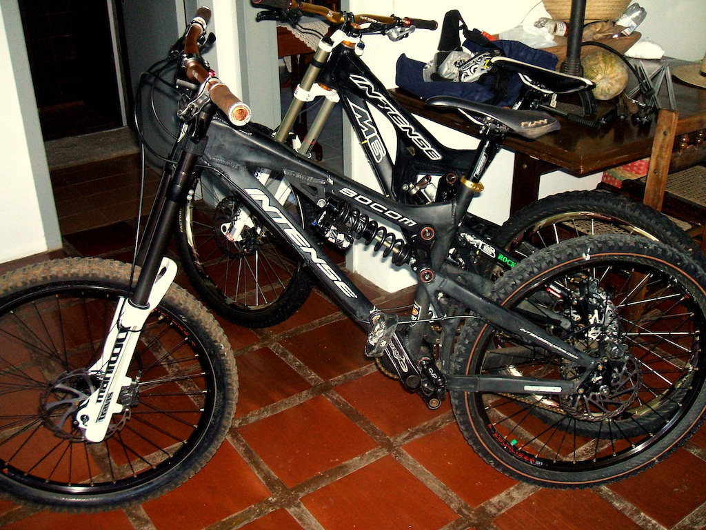 Socom - Manitou Travis -Ti Spring- , Rock Shox Vivid 5.1, Shimano Saint. Hayes 9
M6 - Rock Shox Boxxer R2C2, Manitou Revox -Ti Spring- , Sram x9. Avid Code