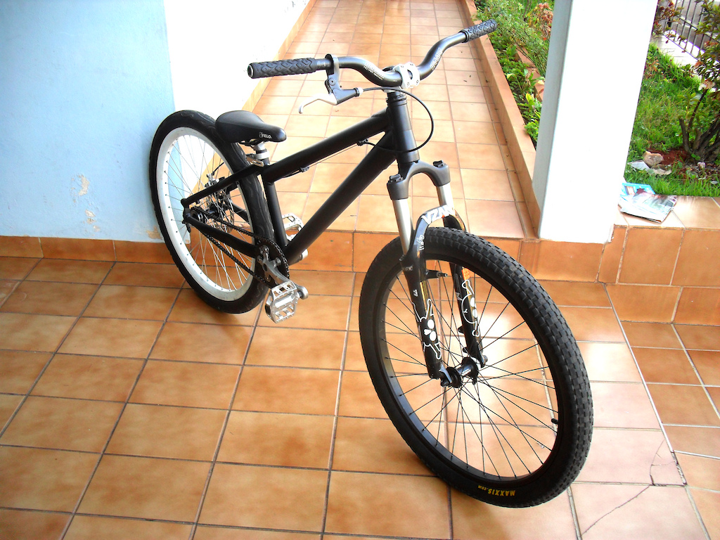 its my monaco black bird , a brazilian bike with a rst suspension , truvativ , shimano , alex , vzan ,pro-x , maxxis parts