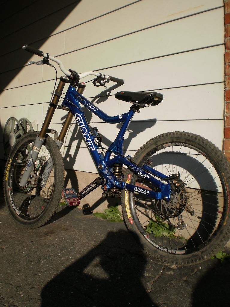 giant DH TEAM.. finally built her back up
frame is BRAND NEW. didnt even ride it yet. for sale!