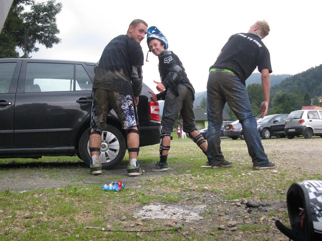 Szczyrk 15-08-2011r. Po ostatnim zjeździe w deszczu:)
Prócz zerwanego haku i kółeczka do połowy zajebiście:D