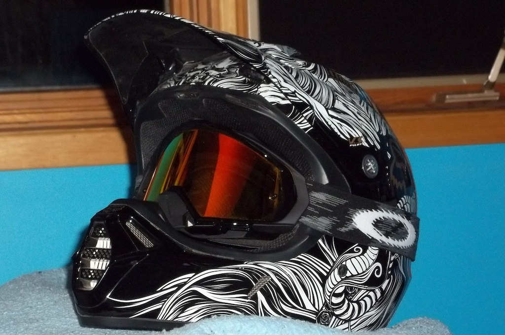 Fox V3 DOT helmet with Oakley Mayhem goggle and Fire Iridium lens
