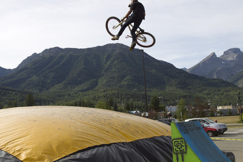 We had a great time in Fernie with our Free Jump Camp and Jump Jam. Everyone learned lots and took it to the dirt right after. Thanks to VitaminWater, Fernie, Tom Dunn and everyone that made it possible.