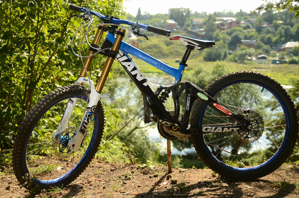 1.frame-giant glory DH 2009
 2.fork-FOX 40rc2 2011 kashima
 3.Shock-FOX dh5
 4.Headset-Cane Creek Double XC Flush and FSA
 5.Headset Spacer Carbon
 6.Stem-Truvativ Hussefelt
 7.Riser Bar-RaceFace Atlas FR
 8.Grips-ODI MX
 9.Brakes-Hope tech M4
10.Rotors-hope saw 203mm
 11.Derailleur-SRAM x9
 12.Cranks-shimano saint M815 165mm
 13.Chainring-e.13 G-Ring 39t
 14.Chain Guide-e.13 SRS
 15.Bash Ring-e.13 40t
 16.Chain-SRAM PC-991 Hollow Pin
 17.Cassette-SRAM PG-970 Downhill
 18.Clipless Pedal-shimano PD-M647 DX
 19.Saddle-selle italia
 20.Rims-xenium fr36
 21.Hubs-front xenium and rear chosen
 22.Spokes-dt champion 2.0mm
 23.Tyres-maxxis minion
24.Seatpost-thomson elit