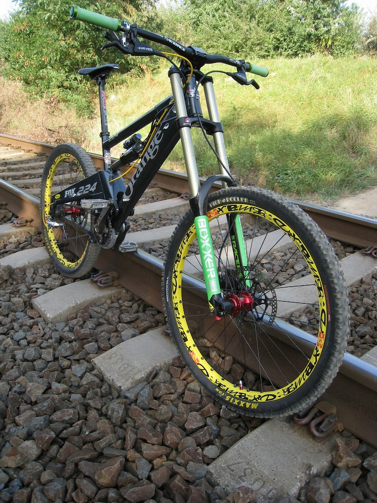Orange 224, Boxxer Wc, DuraAce-Xtr 2010, Slx, Lg1, Atlas, 823/Deemax-Hope pro 2, Dhx Air 5.0 etc, brakes are gonna be changed, weight is 16.5kg at this point.