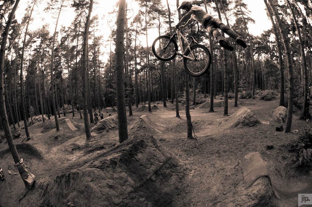 Snap, Dirt Mag #115 // Ryan was shredding on this day and i had to get a photo of him busting out these really stylish super no-footed cans, even if i had to climb a tree for, it was worth the effort!

jamesioannou.tumblr.com //
www.flickr.com/photos/jamesioannou //
www.vitalmtb.com/community/James-Ioannou,8373/all //