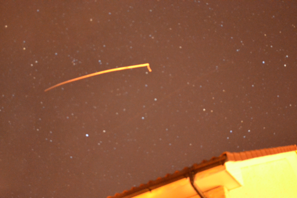OUT OF FOCUS shooting star. an no it wasnt a plane. it was a genuine shooting star.
