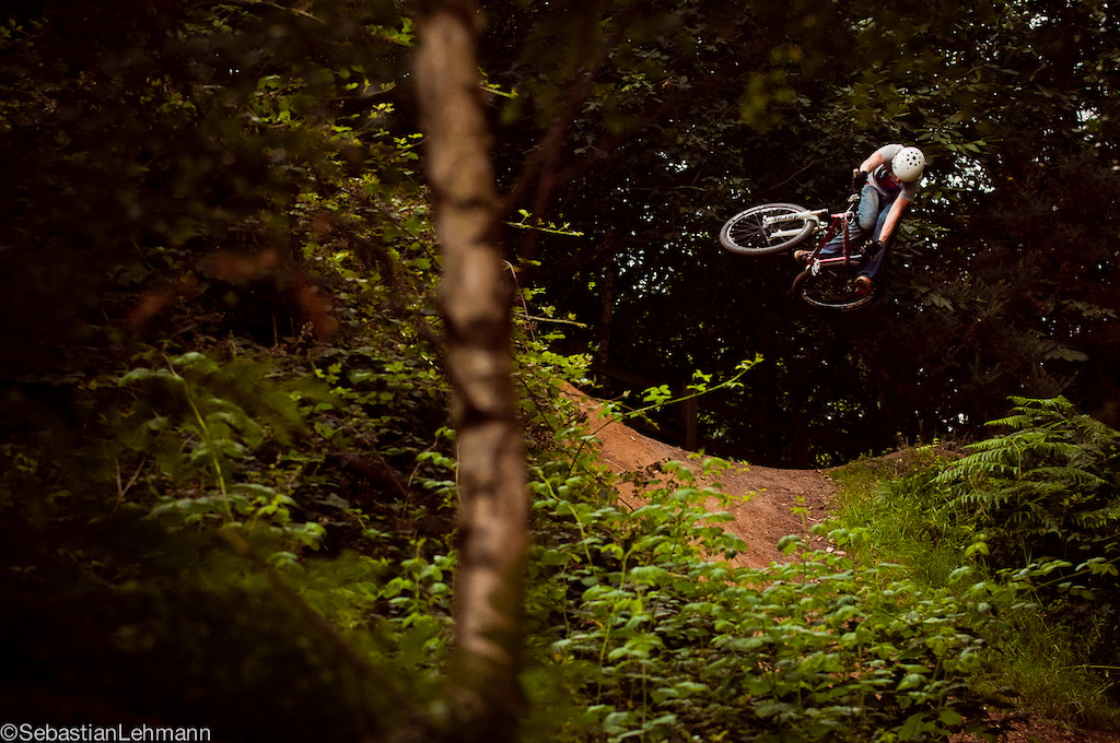 Beddo Bike boss Marius hopping over this nice hip near the Dirtjumps of Woburn...

Thanks to Lunatyk for helping us out! Cheers Broski ;)