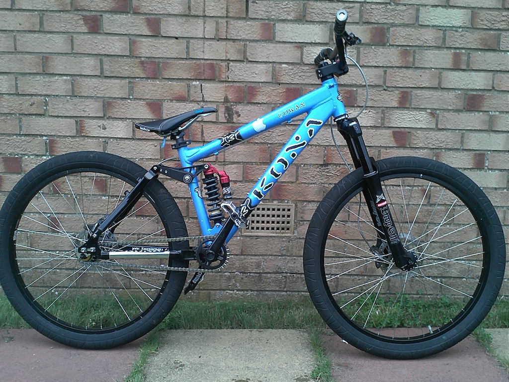 2006 Cowan DS now upgraded with marzocchi coil shock and charge seat, changed to maxxis hookworm tyres.