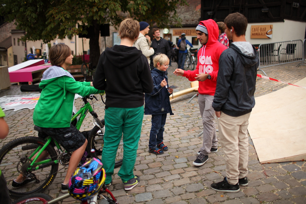 German rider Amir Kabbani on his first track walk chatting with young N rnberg fans. photo c by www.larsscharlphoto.com me 