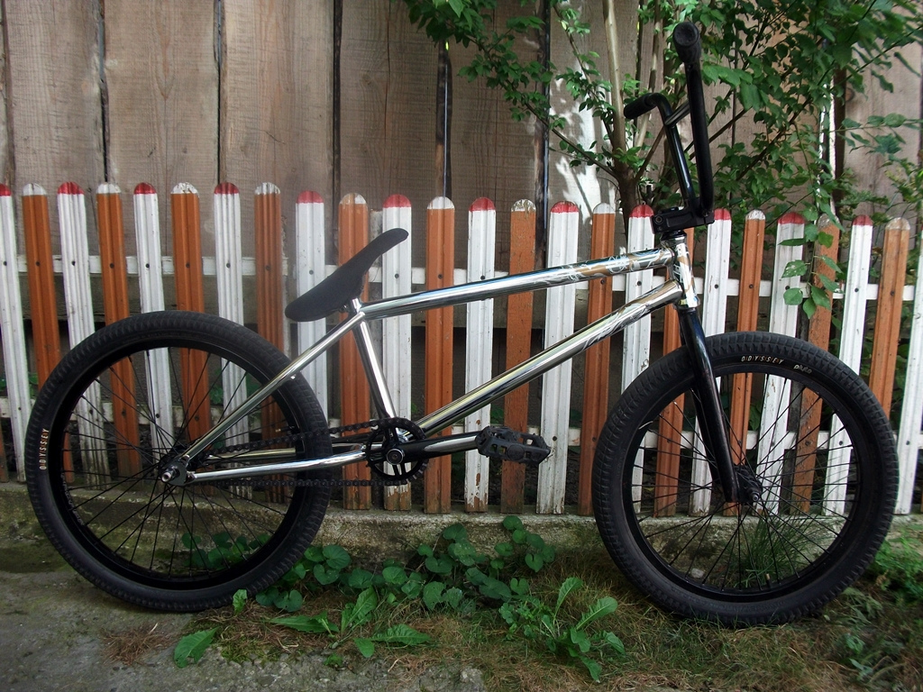 New Federal Lacey frame , Federal SL Seat Shadow Interlock Chain , Odyssey Twisted Pedals and Cult/Vans Grips .