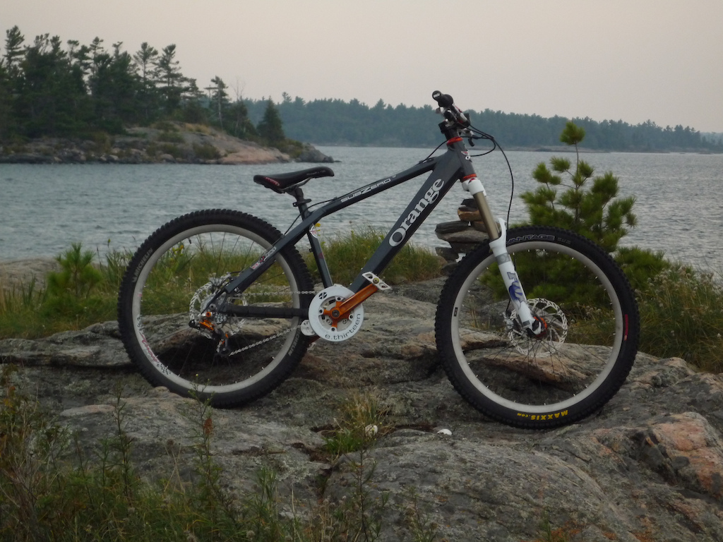 orange subzero
orange atlas fr cranks and bars
d2 stem, diabolus seatpost
orange sram xo
orange king hubs and headset
avid juicy 7 carbons
fox 36 float rc2
SEXY!