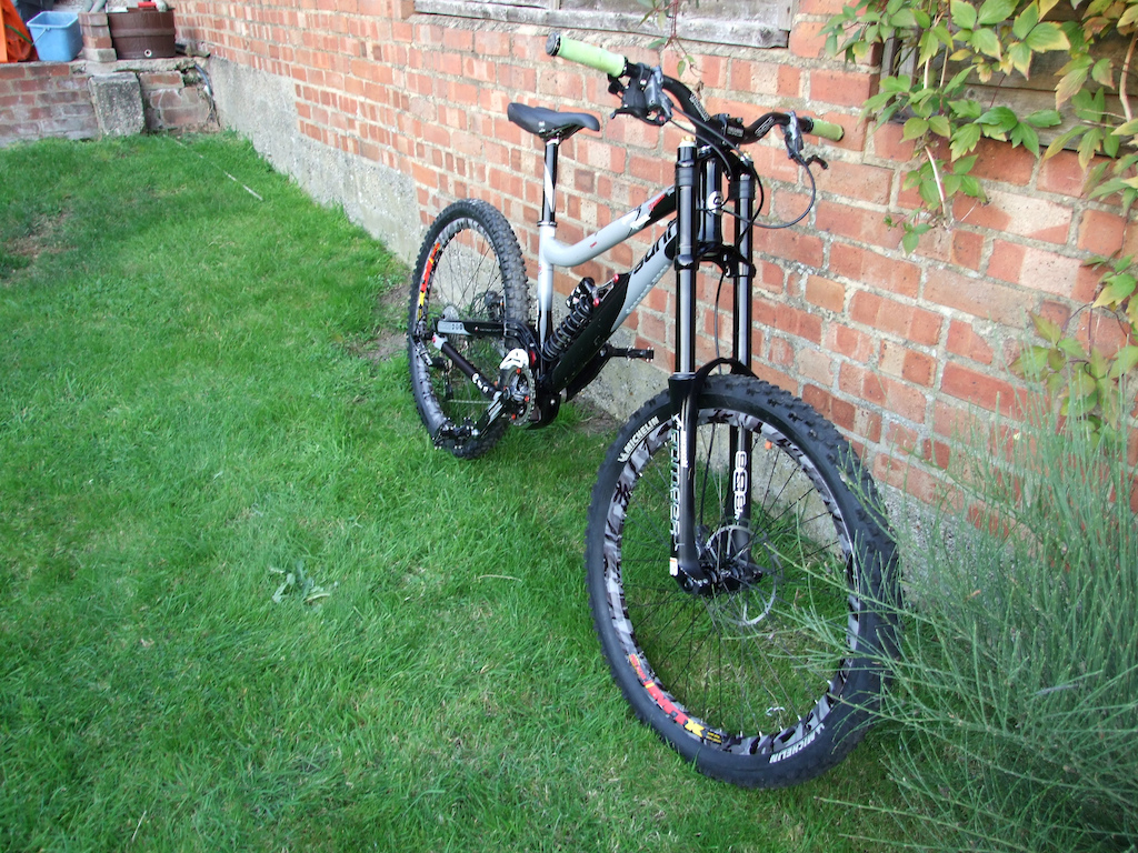 2010 sunn radical s1in short size, forks changed to 2005 888rc`s. brakes are hayesstroker carbons, wheels sunn mtx 33 snow camos on hope hubs.tf tuned shock.