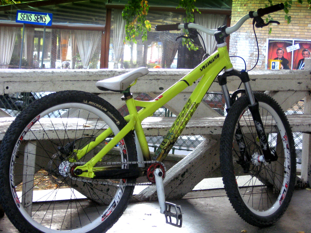 specialized demo 9 pro , specialized p3 , umf hardy 2d , boxxer race , argyle rc , fox van , novatec hubs , saint  brake , and a lot of good pieces......enjoy