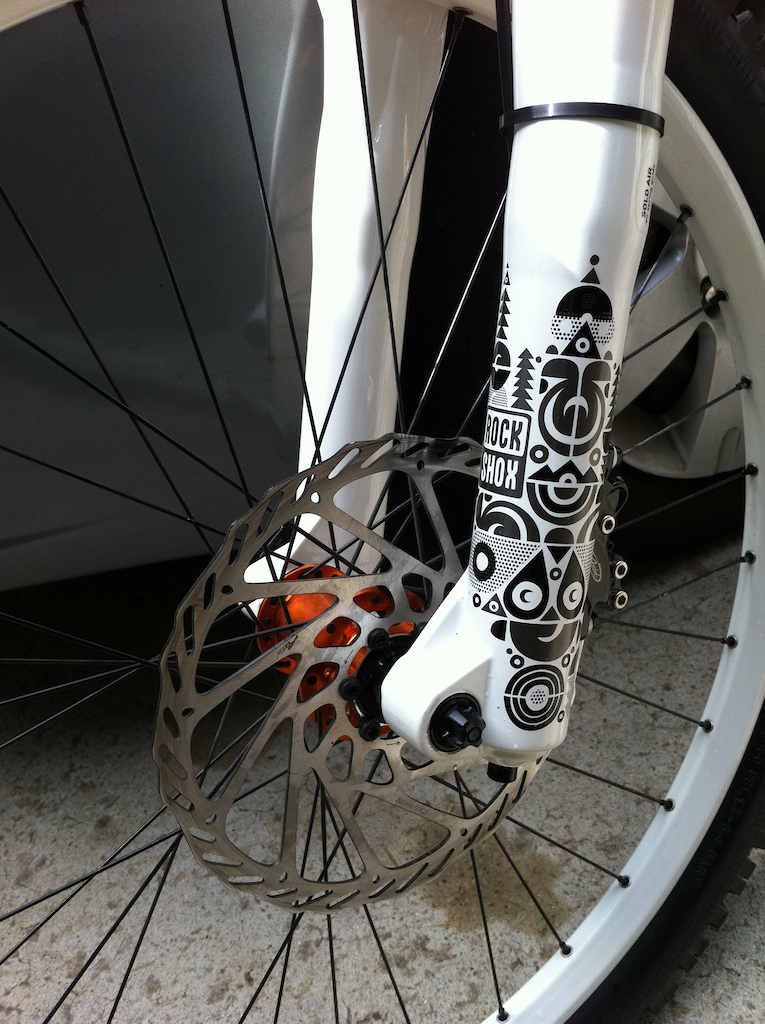 nice rockshox and specialized hug , avid breaks