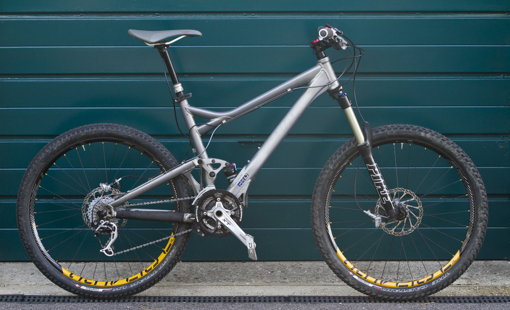 Giant Trance (2007) **SOLD**

This beastie saw me safely through the Megavalanche race in Alp d'huez.