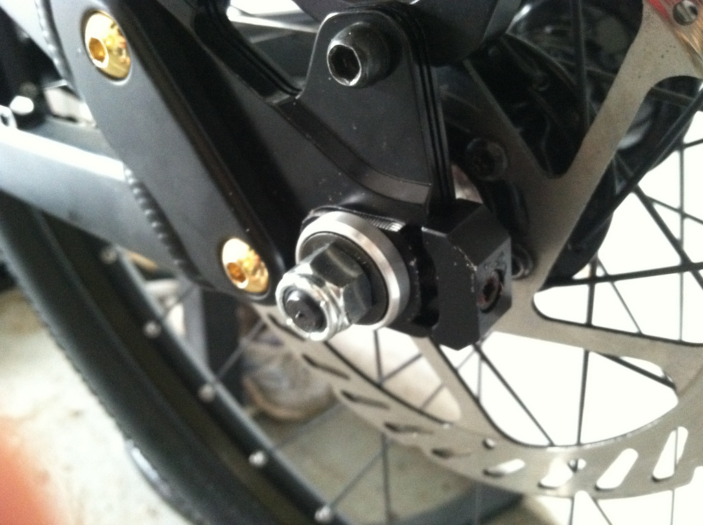 Hand crafted chain stays on my killswitch to take the load off the aluminium axle bolts. Perfect fit they slide in the track of the rear dropouts.