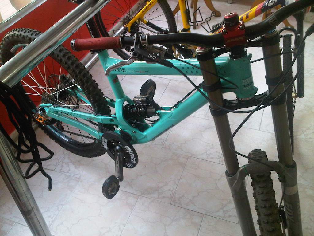 marco commencale supreme
frenos avid code 2011
direccion gravity
codo straitline
suspension fox 40
bielas slx
tendor sram x0
caña en carbono ritchey
guia cadena ethirteen
pedales shimano dx


info:
kajsloepe@hotmail.com