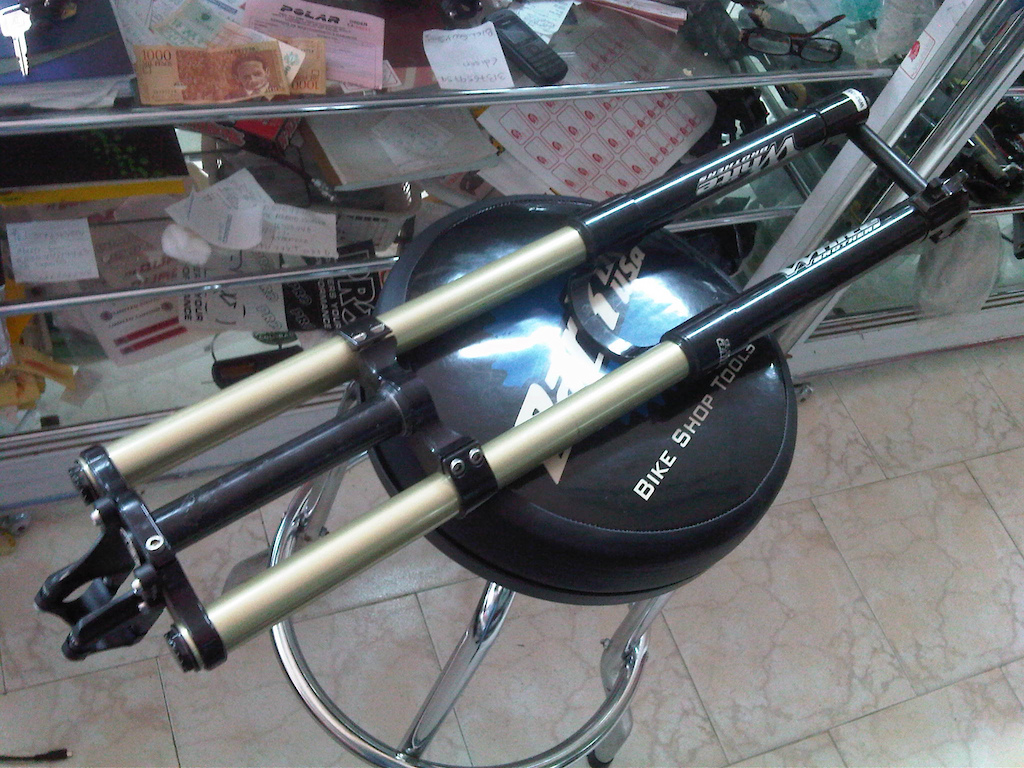 suspension whithe brothers doble pretina 
info:
kajsloepe@hotmail.com