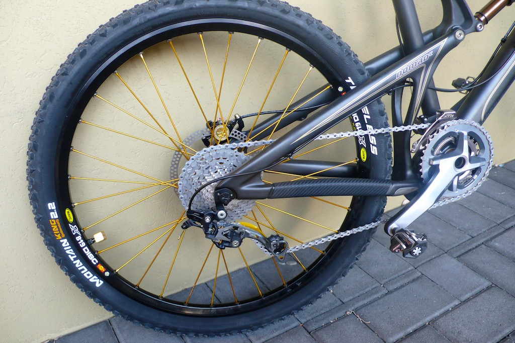 2011 Shimano XTR 10 Speed M980 GS Medium Cage - Carbon - deconstructed and rear plate anodised gold
Industry Nine Wheels in Gold laced on Mavix 819 rims