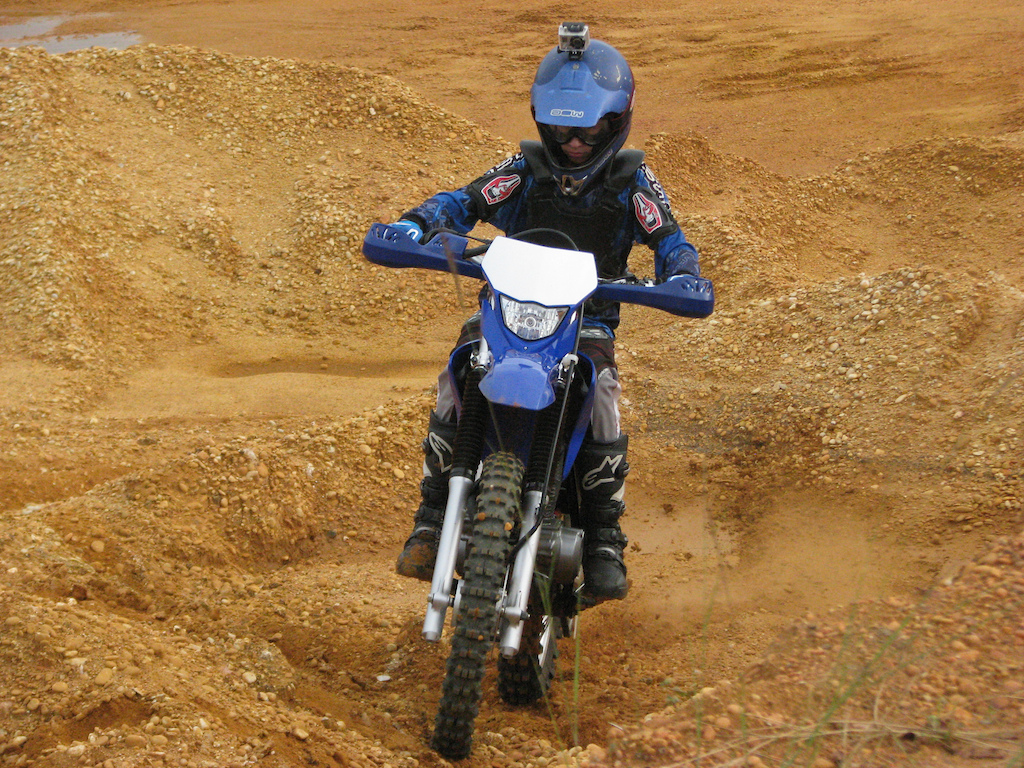 I love to ride on dirt... Yeahh !
