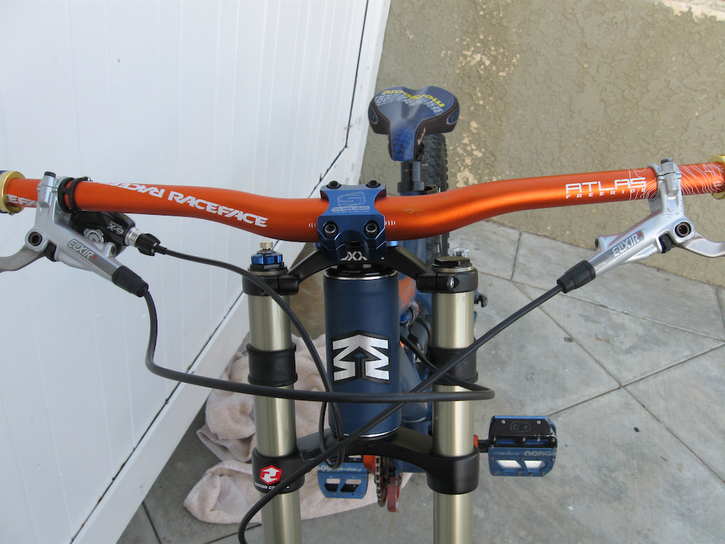 RaceFace Atlas bars,Avid Elixer brakes,SunLine Stem :)