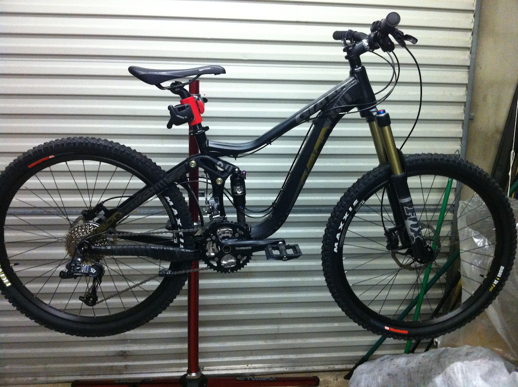 My new Giant Reign 2 2012, size small. Pedals great and feels like it will take a good chuck about.
