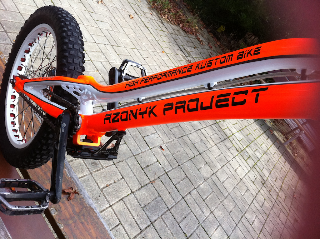 Projecto Bicicleta Monty Kamel 221
 - Pintura Personalizada (Laranja Fluorescente, Branco Puro, Camaleão Violeta, Preto, etc)

Powered by: Azonyk Project - High Performance Kustom Bike