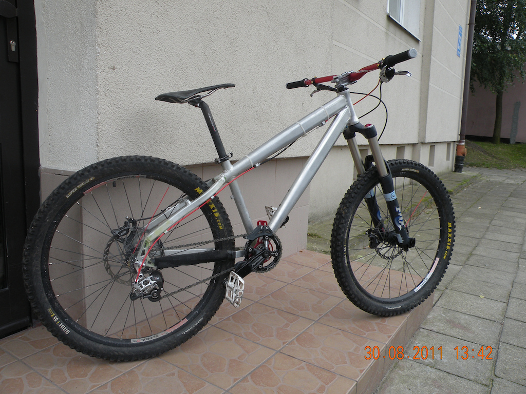 Leaderfox Dragstar 14" / Selle Italia SLR / Race Face / Code 2011 / Sram x0 / Mozartt / Fox 36 Talas RC2 / Concept / Wellgo / Sunline / Maxxis / A2Z / Axiom / Alexrims Supra