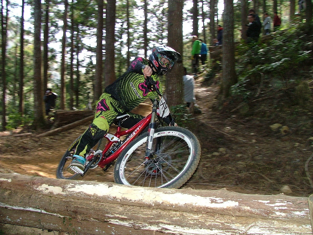 The only man who raced in Champery 2011 WorldCup as a Japanese DHer.
He is fast because of his style.
Look at his fingers and lever.
You found that?
Yes. He won't put his fingers on the levers at the exit of corners.