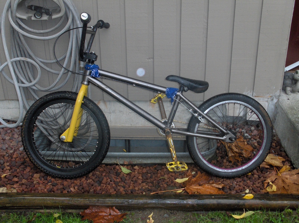 ill trade or sell it looks like its scratched just got back from dirt jumping I AM GOING TO PAINT THE CRANK ARMS !!!!!