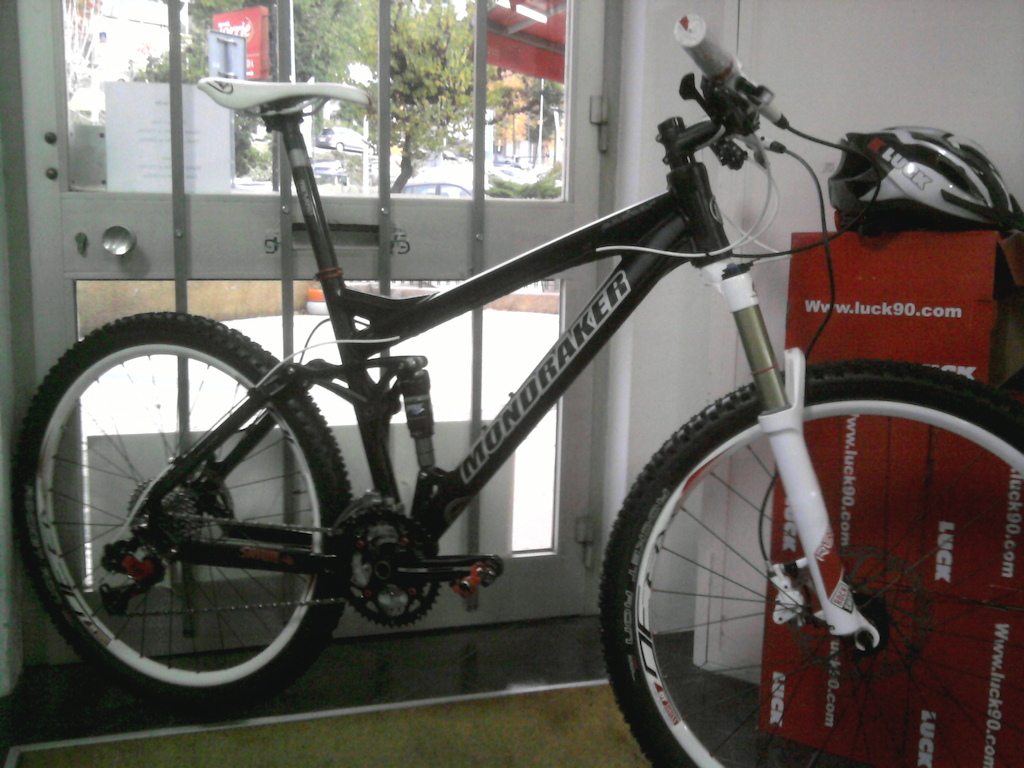 - Quadro M;
- Amortecedor FOX Float R;
- Pedaleira FSA MOTO 3pratos;
- desviador traseiro Sram X.9 10v;
- Manipulos Sram x.7 3x10v;
- Rodas DT Swiss XR30 Disc;
- Selim Selle Italy;
- Pneus Schwalbe Rocket Ron 26 x 2.25;
- Espigão selim Truvativ Carbono;
- Aperto espigão Ultra light MSC ;
- Travões Avid Elixir 5;
- Suspensão Rock Shox Reba RL 120mm ar;
- Pedais SPD ritchey

Peso total da Bike com pedais 12,9kg

Preço = 1.600,00€ completa.