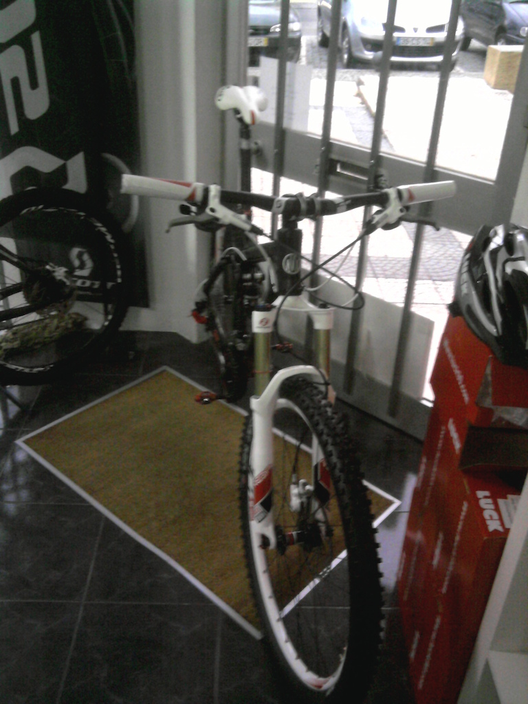 - Quadro M;
- Amortecedor FOX Float R;
- Pedaleira FSA MOTO 3pratos;
- desviador traseiro Sram X.9 10v;
- Manipulos Sram x.7 3x10v;
- Rodas DT Swiss XR30 Disc;
- Selim Selle Italy;
- Pneus Schwalbe Rocket Ron 26 x 2.25;
- Espigão selim Truvativ Carbono;
- Aperto espigão Ultra light MSC ;
- Travões Avid Elixir 5;
- Suspensão Rock Shox Reba RL 120mm ar;
- Pedais SPD ritchey

Peso total da Bike com pedais 12,9kg

Preço = 1.600,00€ completa.
