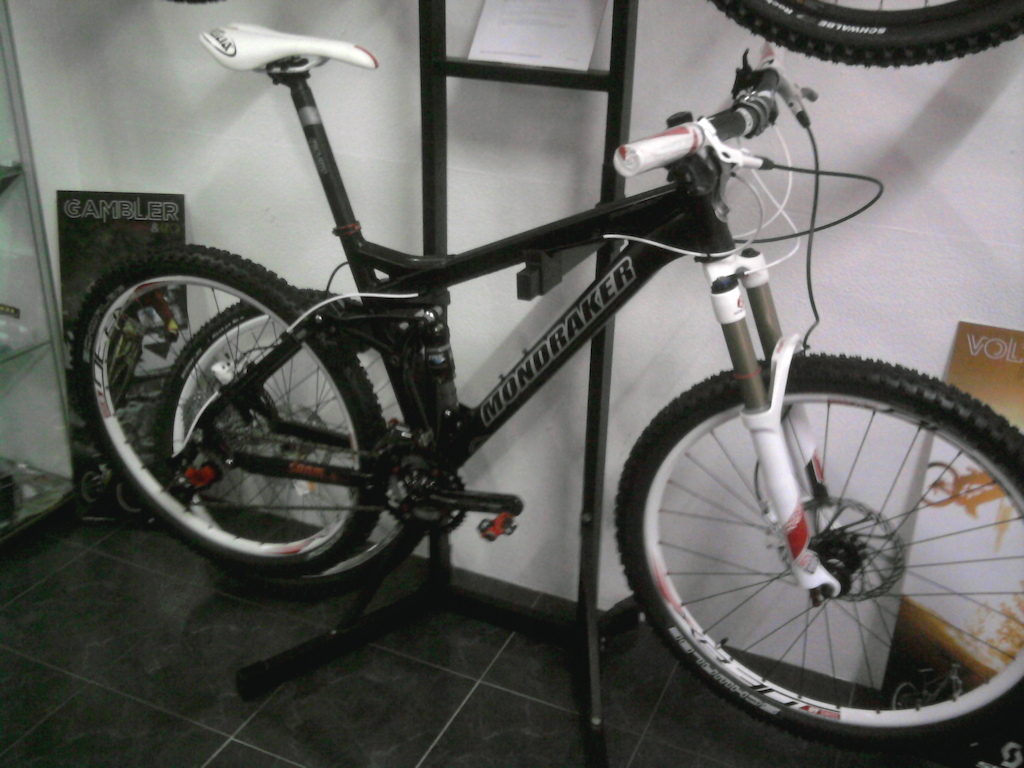 - Quadro M;
- Amortecedor FOX Float R;
- Pedaleira FSA MOTO 3pratos;
- desviador traseiro Sram X.9 10v;
- Manipulos Sram x.7 3x10v;
- Rodas DT Swiss XR30 Disc;
- Selim Selle Italy;
- Pneus Schwalbe Rocket Ron 26 x 2.25;
- Espigão selim Truvativ Carbono;
- Aperto espigão Ultra light MSC ;
- Travões Avid Elixir 5;
- Suspensão Rock Shox Reba RL 120mm ar;
- Pedais SPD ritchey

Peso total da Bike com pedais 12,9kg

Preço = 1.600,00€ completa.