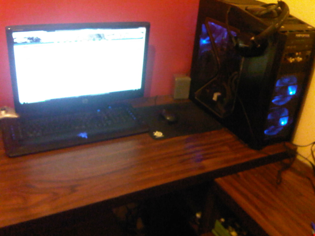 my pc setup ( razor taratula keyboard, razor g9x mouse, compaq q2159 monitor, steel series mouse matt, antec 900 case, abit ip35 pro xe motherboard, q6600 processor overclocked to 3.3 ghz, gtx 280 graphics card, 1000w power supply, 4gb ddr2 800mhz ram, creative fatality sound blaster card with front expasion, sennheiser pc350 headset, 5.2surroundsound with 2 12" subwoofers 400watts rms.)
