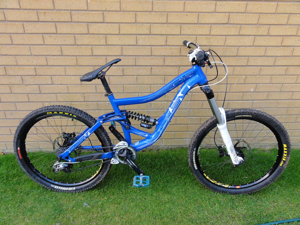 Update of the bighit with new wheels,tyres,brakes,bars,grips,chain guide,front ring and cassette.