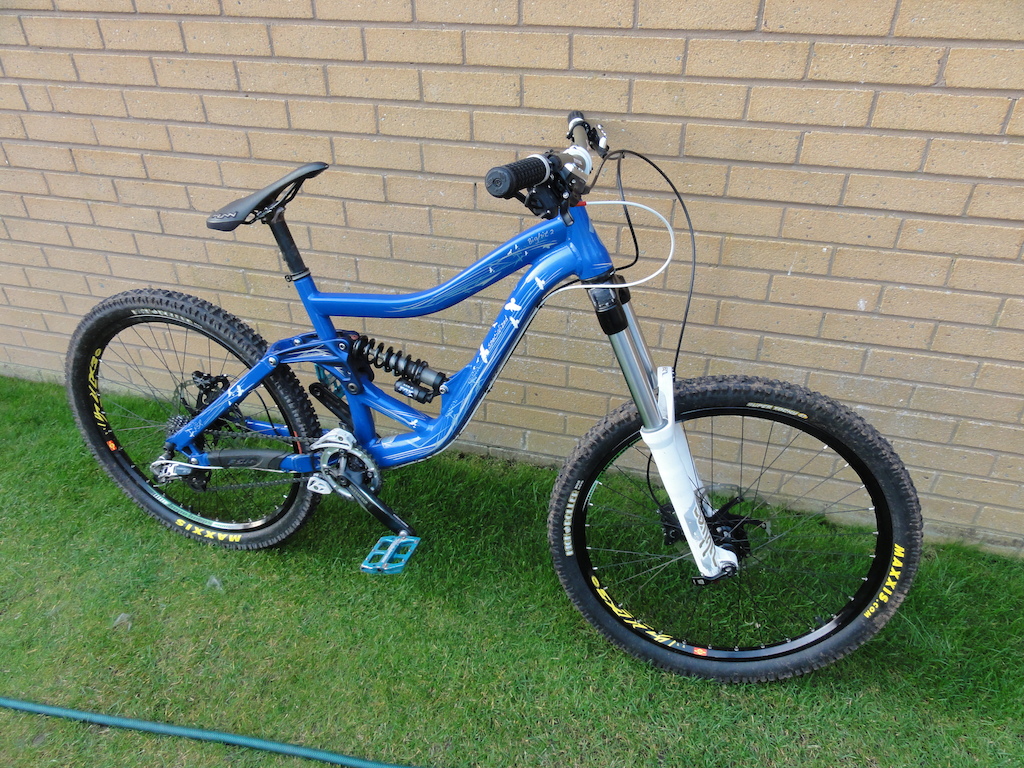 Update of the bighit with new wheels,tyres,brakes,bars,grips,chain guide,front ring and cassette.