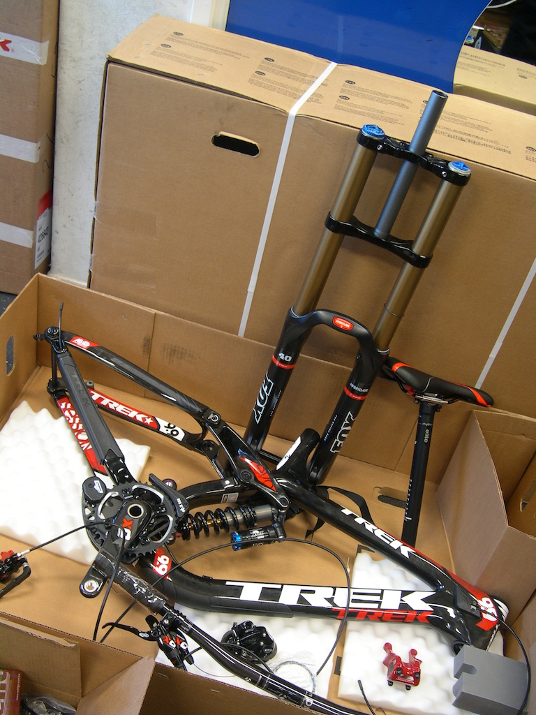 The first bikes for the team, Trek Session 9.9, first in Europe.
