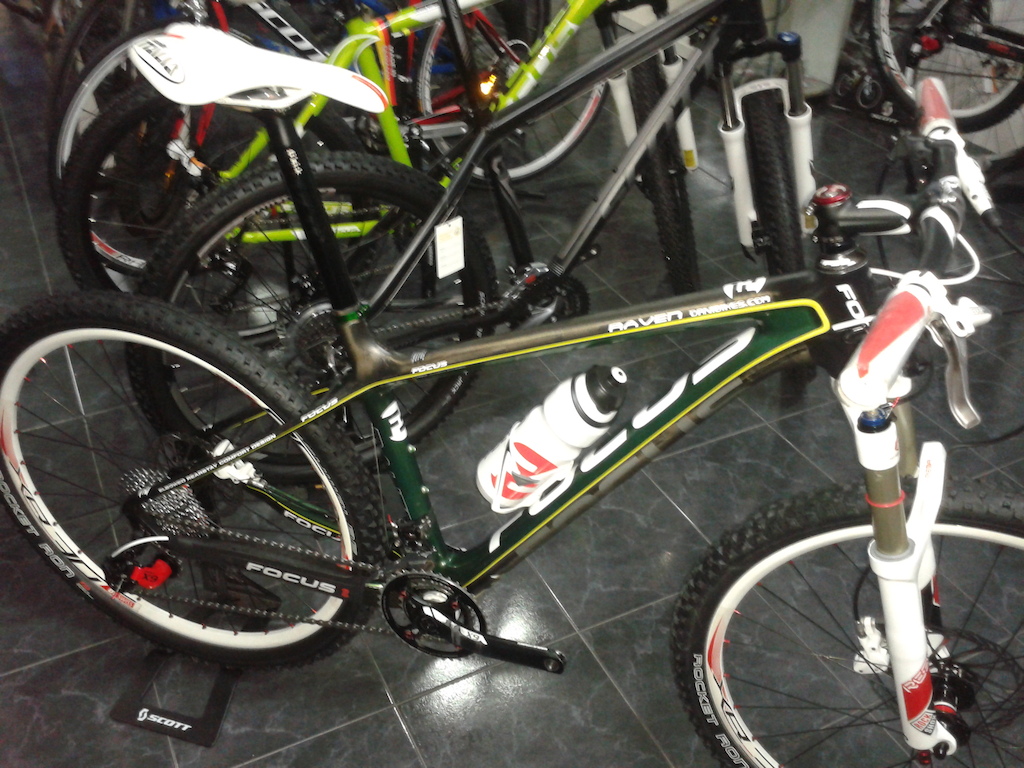 - Quadro Focus Raven 4.0 2011 Usado;
- Pedaleira Sram x.9 2pratos 26/40 Usado;
- Desviador traseiro Sram X.9 10v Novo;
- Desviador dianteiro Sram X.9 Usado;
- Manipulos Sram x.9 2x10v Novo;
- Rodas DT Swiss XR30 Disc Novo;
- Selim Selle Italy Novo;
- Pneus Schwalbe Rocket Ron 26 x 2.25 Novo;
- Espigão selim FIZIK Novo;
- Aperto espigão New Ultimate Usado;
- Travões Avid Elixir 5 Novo;
- Suspensão Rock Shox Reba RL 120mm ar Novo;
- Guiador Scott Novo;
- Avanço Scott Novo;
- Pneus Schwalbe Rocket Ron Kevlar Novo;
- Sport Bidão 22 gramas BBB Novo;
- Bidão FOCUS 0,75L Novo;
- Cassete Sram PG-1050 12-36T Novo;
- Corrente Sram PC 1031 Novo;

- Peso: 10,400kg