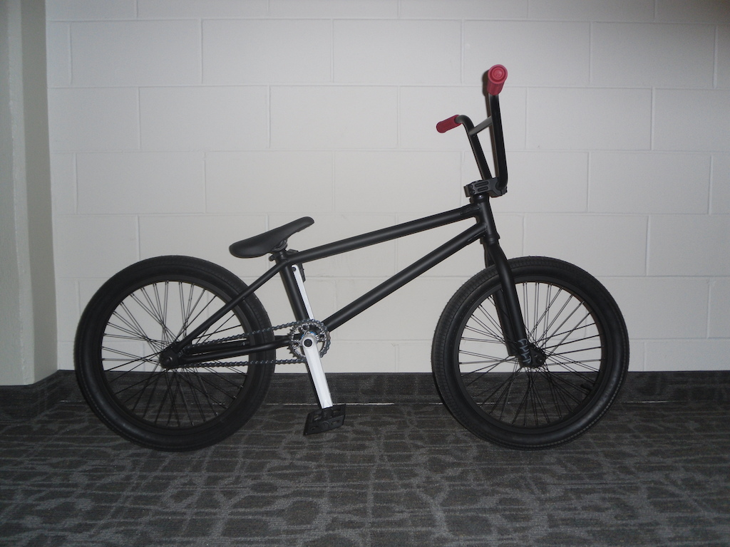 2012 Cult 21"tt Frame,Cult fork, Shadow Torrent v2 cranks,Shadow B.B,Shadow ravenger pedals,Sealed Integral front and rear hubs,Subrosa Pandora 8.5 bars,Subrosa hold on stem,,Shadow finger banger grips,20.5 lbs,Thanks to John from Ryder DIST