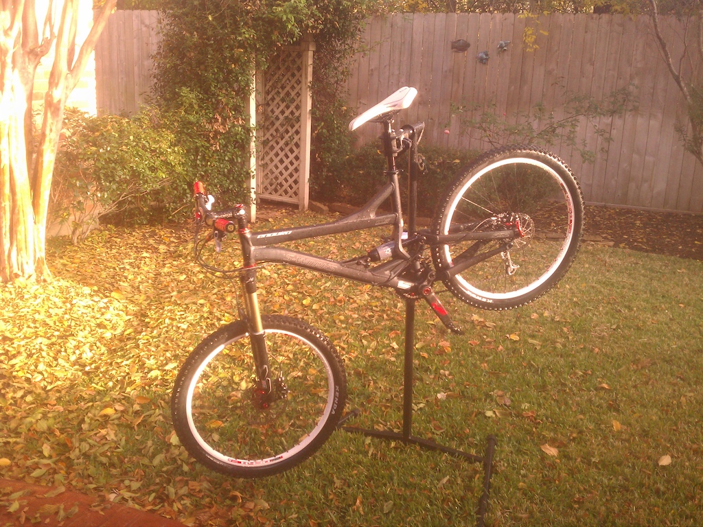 New build on an 05 SWorks Enduro frame.
Rev RLT Ti, noir cranks, hope headset, easton monkeylite bars, thomson seatpost and stem, elixir CR, xo rear, x9 shifters